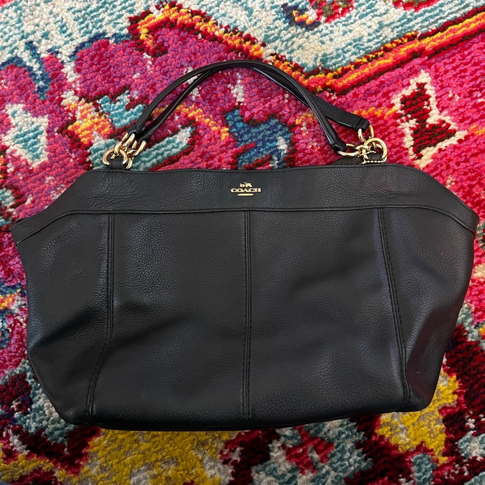Super chic Coach purse- comes with crossbody strap!